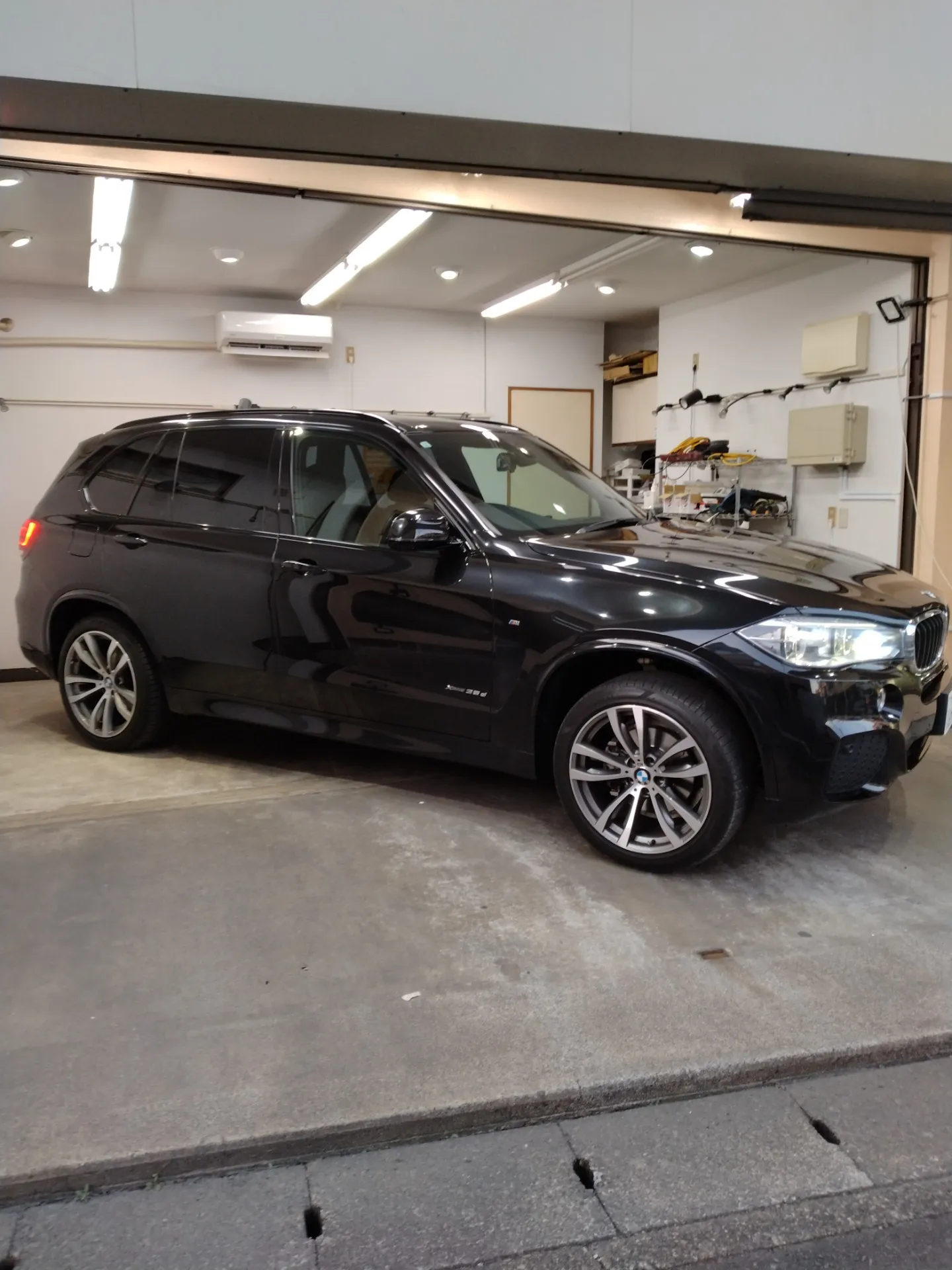 BMW X5の黒いボディが新車級の艶に！車コーティング施工事例【東京都福生市】